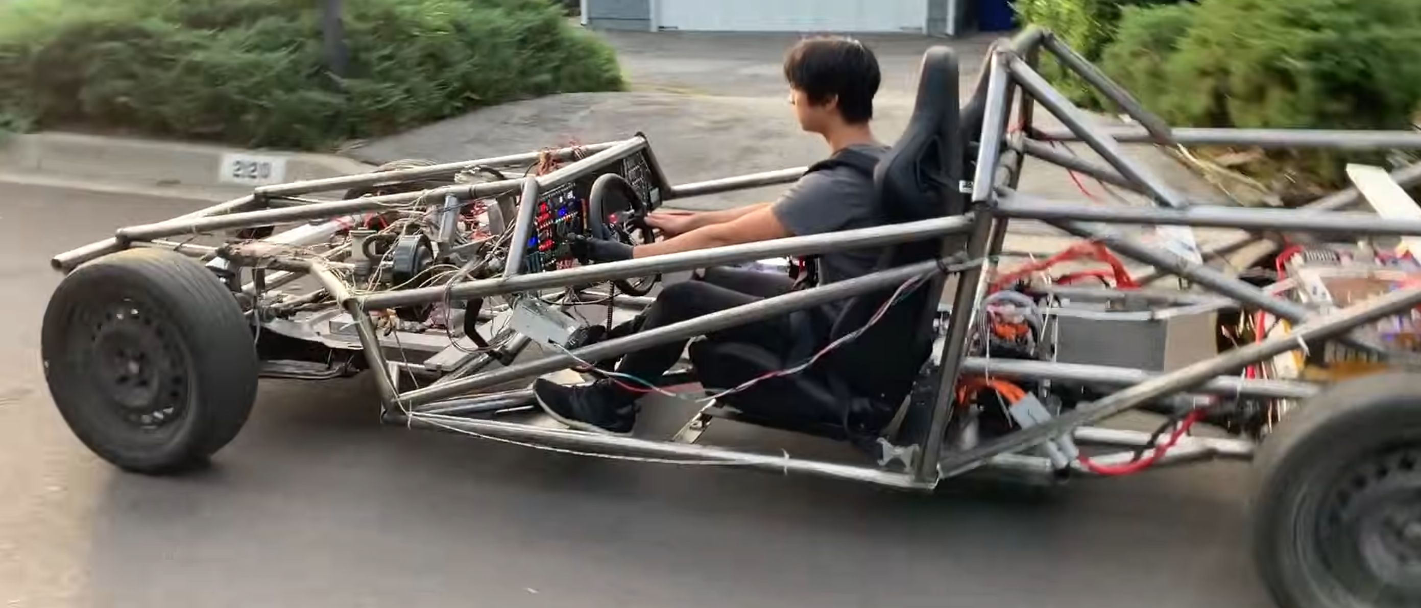 16岁造出一辆能跑的电动赛车，MIT和Caltech同时录取了他，现在在SpaceX实习